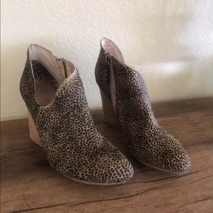 Matt Bernson Women's Leopard print booties
